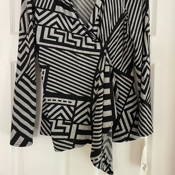Joseph Ribkoff geometric top size 14 - Picture 4 of 4